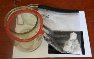 Słoik i woreczek foliowy z białą substancją