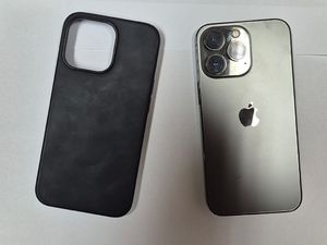 Telefon iPhone oraz etui na telefon