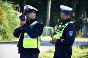 Policjanci jarosławskiej drogówki w trakcie służby na drodze