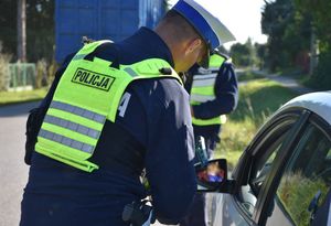 Policjanci kontrolują kierowcę