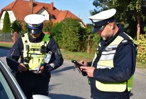 Policjanci kontrolują kierowcę