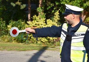 Policjant zatrzymuje kierującego
