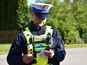 Policjant w trakcie służby na drodze
