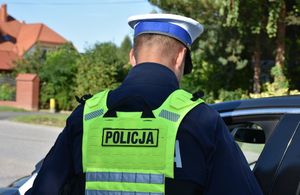 Policjant kontroluje kierowcę