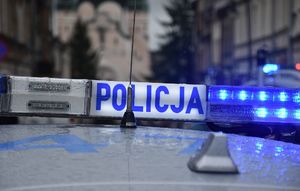 Belka radiowozu z włączonymi sygnałówkami