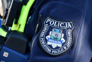 Logo KPP Jarosław na rękawie umundurowania.