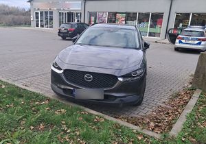 Samochód zaparkowany na parkingu przy sklepie