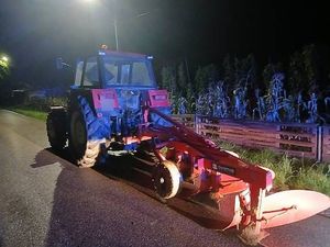 Traktor z pługiem na drodze