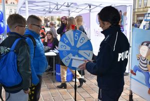 Policjantka z dziećmi w czasie konkursu