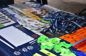Ulotki i policyjne gadżety na stoisku