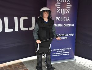 Chłopiec w policyjnym umundurowaniu