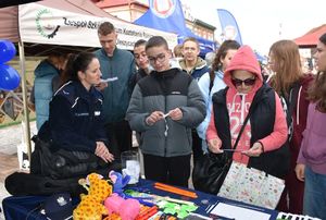 Młodzież na policyjnym stoisku