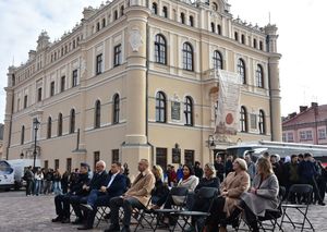 Zgromadzeni goście na płycie jarosławskiego rynku. W tle ratusz