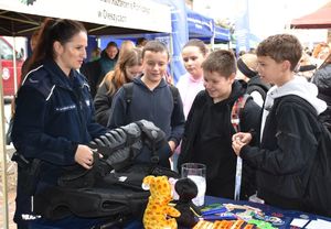 Policjantka z młodzieżą
