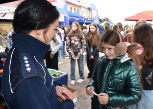 Policjantka i dziewczynka
