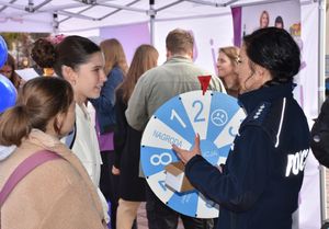 Policjantka i dziewczynki podczas konkursu