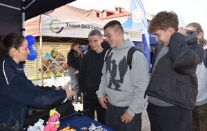 Młodzież na stoisku profilaktycznym policji