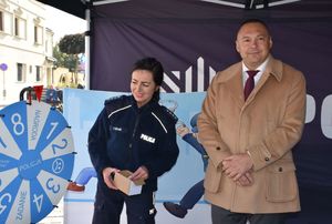 Policjantka i mężczyzna na policyjnym stoisku