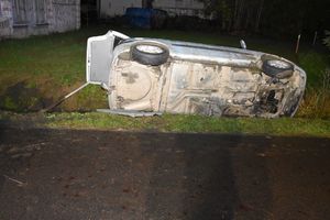 Samochód w rowie. Na zdjęciu widoczne podwozie pojazdu