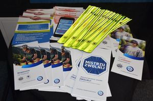 Odblaski i ulotki na stoliku