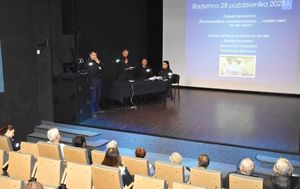 Sala kinowa na której znajdują się osoby biorące udział w debacie.