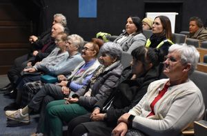 Seniorzy zgromadzeni na debacie