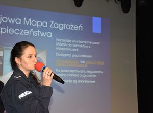 Policjantka mówi przez mikrofon