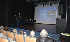 Osoby zgromadzone na sali kinowej podczas debaty