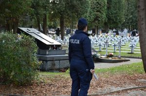 Policjantka na cmentarzu