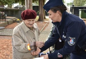 Policjantka zakłada odblask kobiecie