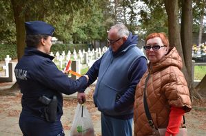 Policjantka przekazuje odblask mężcyźnie