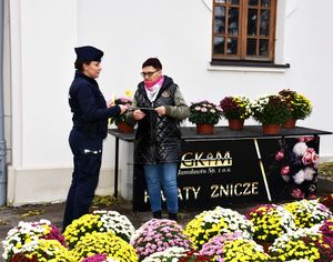 Policjantka przekazuje odblask kobiecie