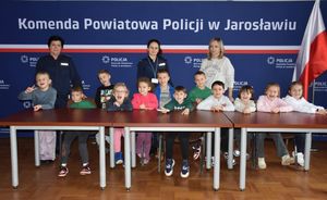 Zdjęcie grupowe dzieci, policjantek i opiekunki