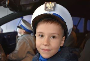 Chłopiec w policyjnej czapce