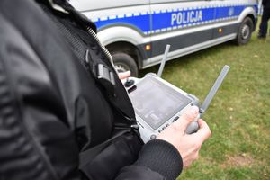 Policjant obsługuje drona