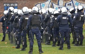 Policjanci w trakcie zabezpieczenia meczu