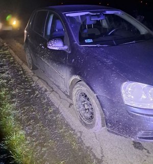 Pojazd na poboczu drogi