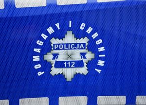 Policyjna gwiazda z napisem pomagamy i chronimy