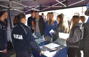 Młodzież na policyjnym stoisku