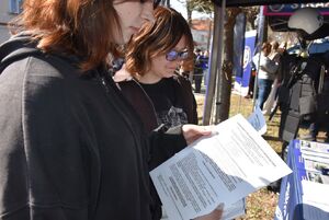 Dziewczyna czyta ulotkę