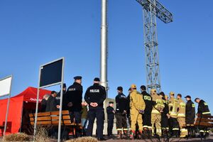 Strażacy i policjanci podczas odprawy