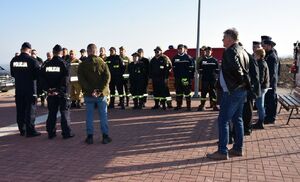 Strażacy i policjanci w czasie odprawy poszukiwawczej