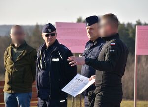 Policjanci w trakcie odprawy