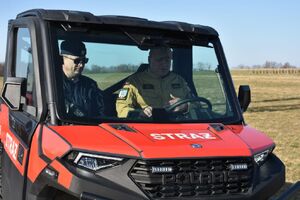 Policjant i strażak w pojeździe
