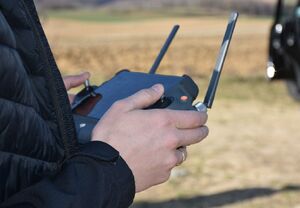 Mężczyzna obsługuje drona