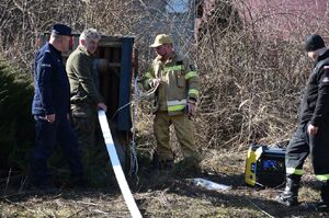 Strażacy wypompowują wodę ze studni