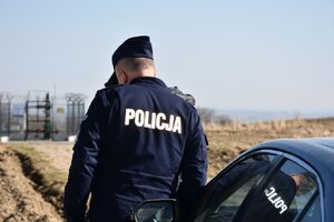 Policjant podczas poszukiwań mężczyzny
