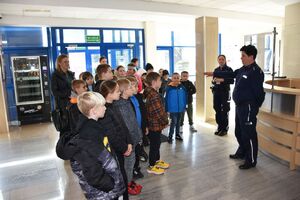 Dzieci z policjantkami w holu jarosławskiej komendy