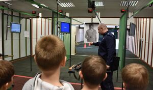 Dzieci na strzelnicy