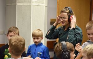 Kobieta z dziećmi na strzelnicy